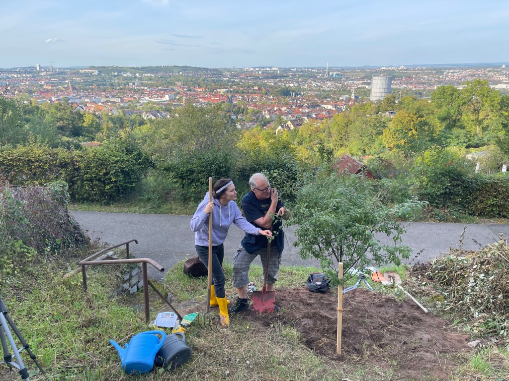 Aktion Wanderbaumalle, mit Bilck auf Stuttgart Ost
