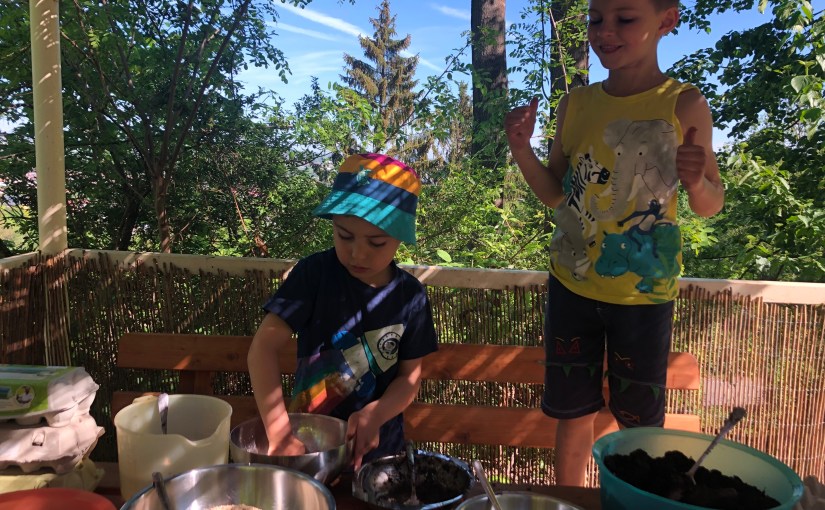 Strahlende Kinder bei der Aktion „Saatkugeln“: Mischen, Kneten, Formen &&nbsp;Werfen
