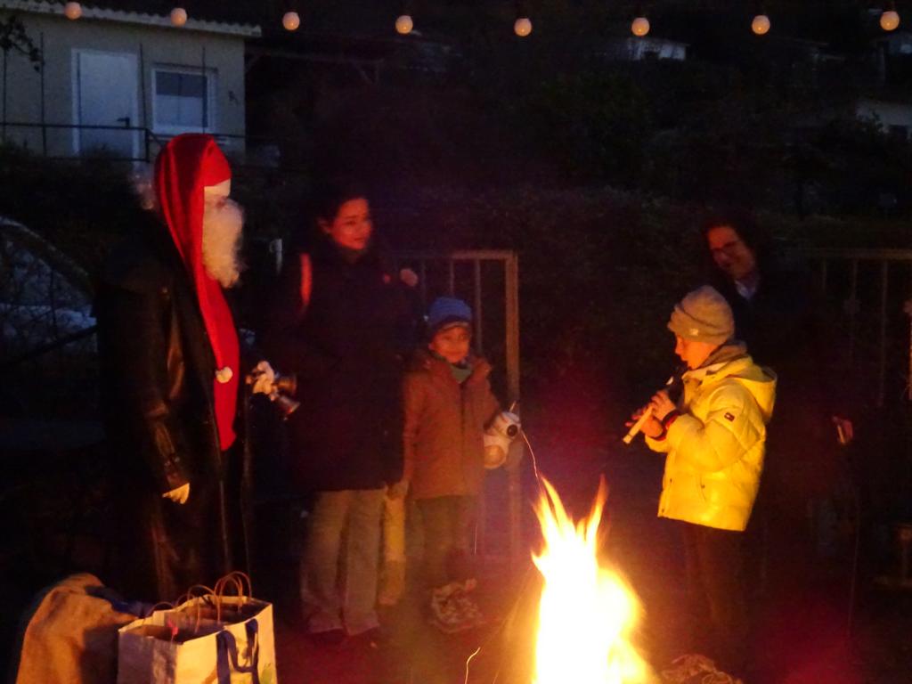 Kind spielt auf Flöte